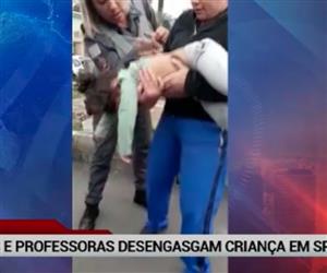 Policiais e professores ajudam criana engasgada em SP