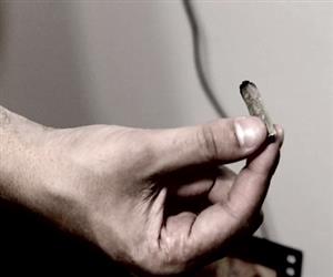 Aps revista, policiais encontram cigarro de maconha em casa