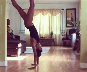 Aos 47 anos, Naomi Campbell surpreende por elasticidade em vdeo de ioga