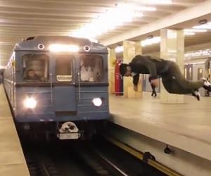 Vdeo mostra salto entre plataformas na frente de trem em movimento