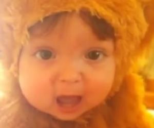 Beb vestida de leo tenta rugir e faz sucesso na web