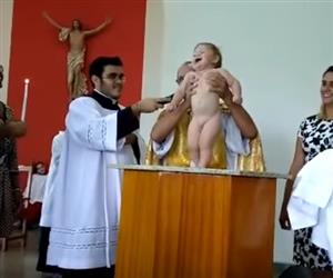 Beb viraliza ao dar gargalhada e bater palmas no prprio batizado em SP