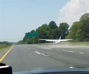 Motorista flagra avio fazendo pouso de emergncia em rodovia nos EUA