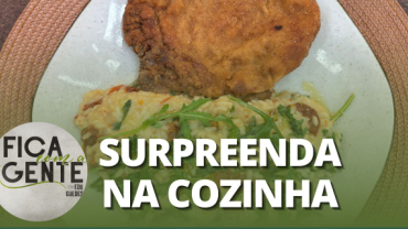 Costeleta à milanesa com risoto de tomate seco e rúcula