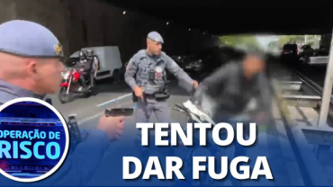 Motoqueiro com placa encoberta cai na mira da polícia e se dá mal